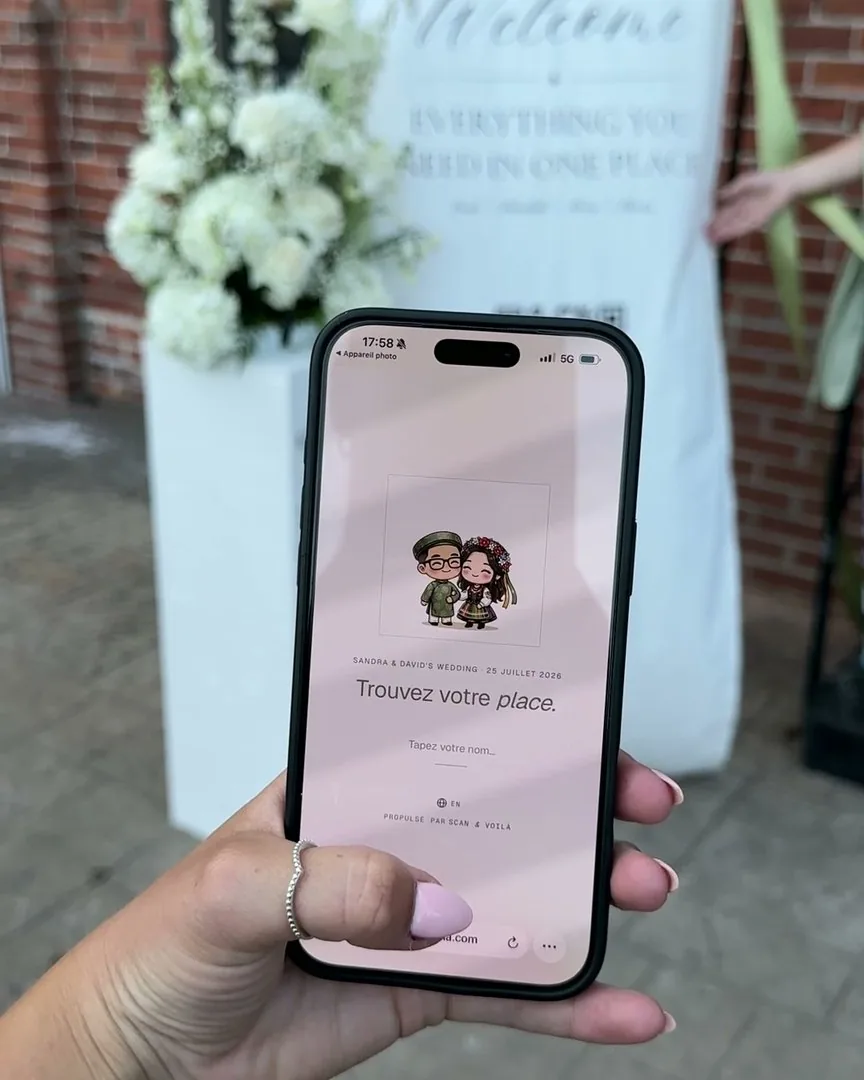A guest holds her phone at the sign. The guest page is open, in French: Trouvez votre place.